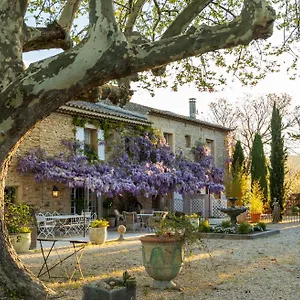 https://le-clos-de-lucie-lagnes.fr-provencehotel.com
